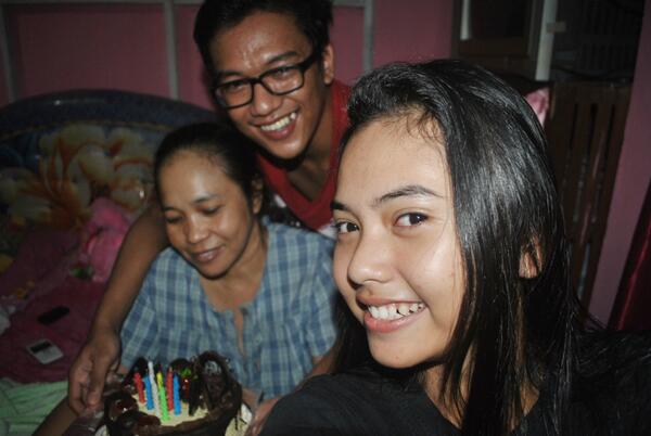 GustiMGandi's tweet photo. happy birthday mama .. we love you cc: @UtinAdinda :D http://t.co/dh9AhC0NaE