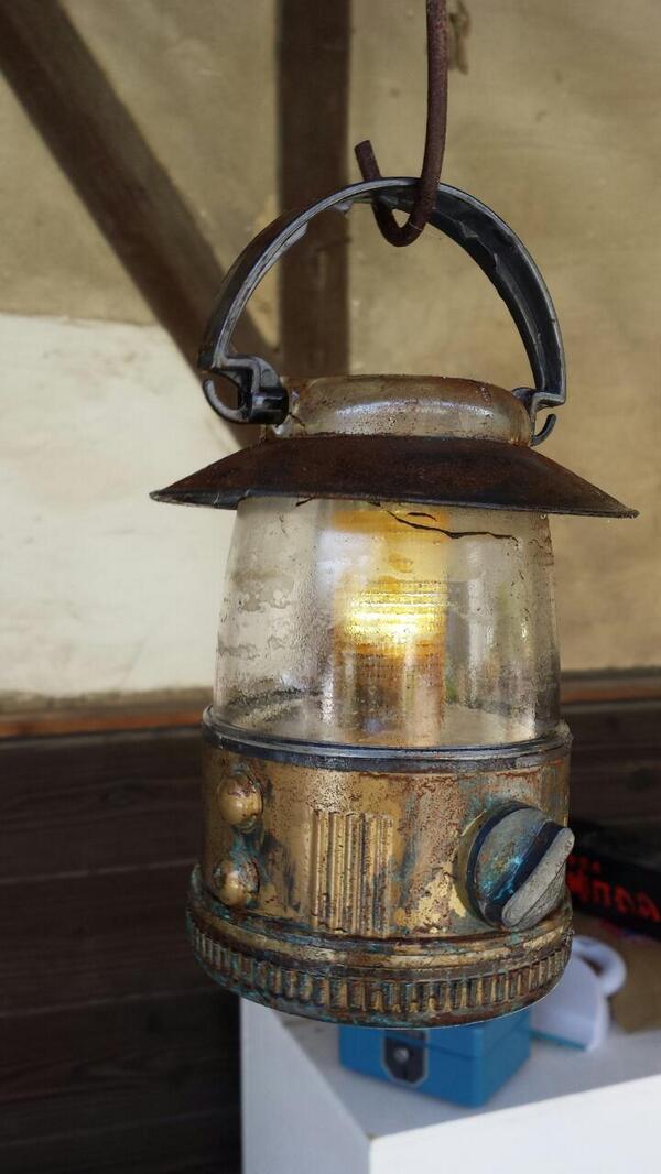 Redakiram No Twitter 100均クラスのランプを パズーに似た小鬼がおる のポムじいさん のランプみたいにエイジングじみたことをしました でもポムじいさんのランプそこまで古びてなかったような気がする Http T Co Mdvq1mojxa