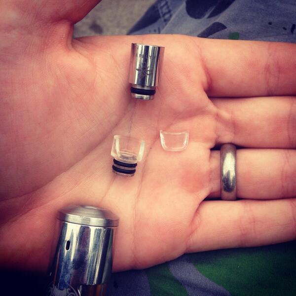 Vaperproblems's tweet image. Dropped my kraken, but I didn't break my tank😁

 poor drip tip insulator