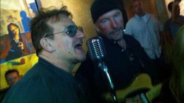 nmas's tweet photo. Miembros U2 sorprenden en bar de San José del Cabo  http://t.co/nHArg4TU1r  http://t.co/pcbrdzVmBr