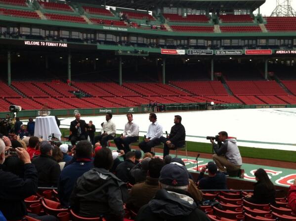 brogan_24's tweet photo. Pedro, Derek Lowe, Wakefield and varitek hanging out pregame #2004Reunion http://t.co/Ndg5vZRMVa