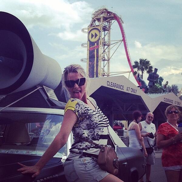 leticiaspiller's tweet photo. Fora da lei rsrs #amo #bluesbrotherscar #rocketrollercoaster #love #universalstudios http://t.co/EUbSVS21yi http://t.co/n0crR1S6Fr