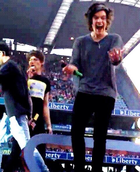 1DMofosUpdates's tweet photo. Harry's reaction to a fan shaking a banana at him😂 (via @1DInquiring) http://t.co/68acNofI8m