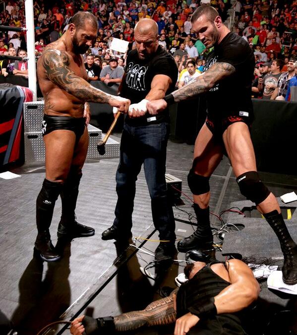 fan4wrestling's tweet photo. #WWERAW #AdaptOrPerish #EvolutionVsShield #BelieveInEvolution #AMAZING @RandyOrton @TripleH @DaveBautista 😄😃😍👍💪 http://t.co/Dui6cWNYHO