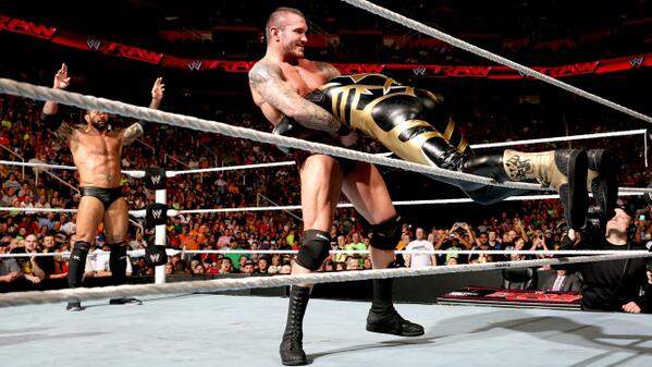 fan4wrestling's tweet photo. #WWERAW #AdaptOrPerish #EvolutionVsShield #BelieveInEvolution #AMAZING #RKO @RandyOrton 😄😊😃 http://t.co/uutvYoZkOL