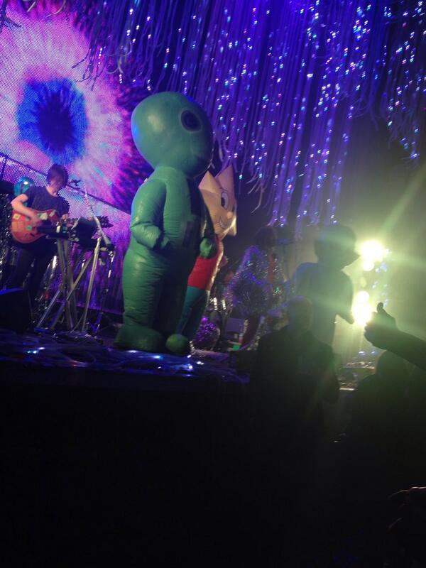 Luke__Phillips's tweet photo. @theflaminglips were fucking super, best gig bar none #lukeintheskywithdiamonds http://t.co/nAt5j0Zmbk