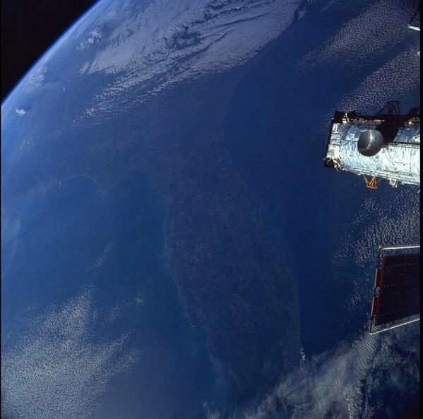 AstroHardin's tweet photo. The Hubble Space Telescope over #Florida. #STS103 #SpaceShuttle #Discovery #NASA http://t.co/JHnG0InpW8