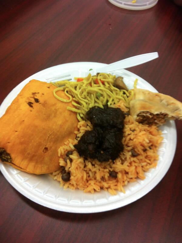 MsCrespo26's tweet photo. My advisory sure knows how to hold it down in the kitchen! What a delicious potluck! @konytoanend @karissabaker4 http://t.co/5OwnkIYwk1