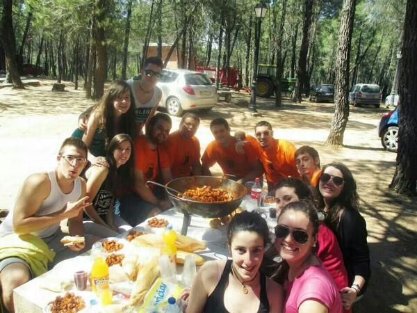 charangaavorem's tweet photo. Comilona en campillo de altobuey!!! Nos trataron coml a reyes!!#avoremlaparte http://t.co/Ph4LQbhgDw