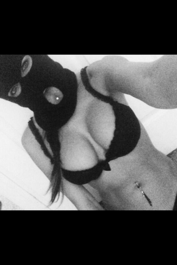 AlektraFanss's tweet photo. Burglar selfie 💂 http://t.co/RZr15gdpiv