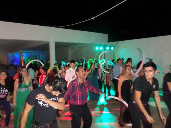 flashsociales's tweet photo. #sociales #eventos #15años #bodas #graduciones #disco #dj #diversion #audio #iluminacion #musica #profesionales http://t.co/U0Rqyxwg4Q
