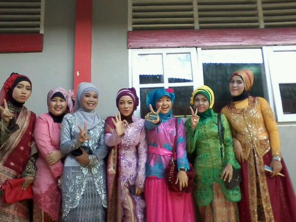 virdaaa_n's tweet photo. w/ @VinaTriyasmi @adelacunrawasih @chintia_ca @araimakarisma http://t.co/grUxhMAJGX