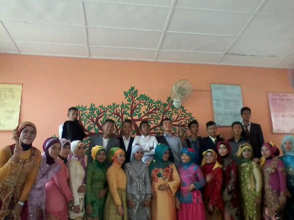virdaaa_n's tweet photo. w/ @DeniSatria_ @adelacunrawasih @VinaTriyasmi @siskafitra @restaarnev dll. http://t.co/teUbRGgo7l