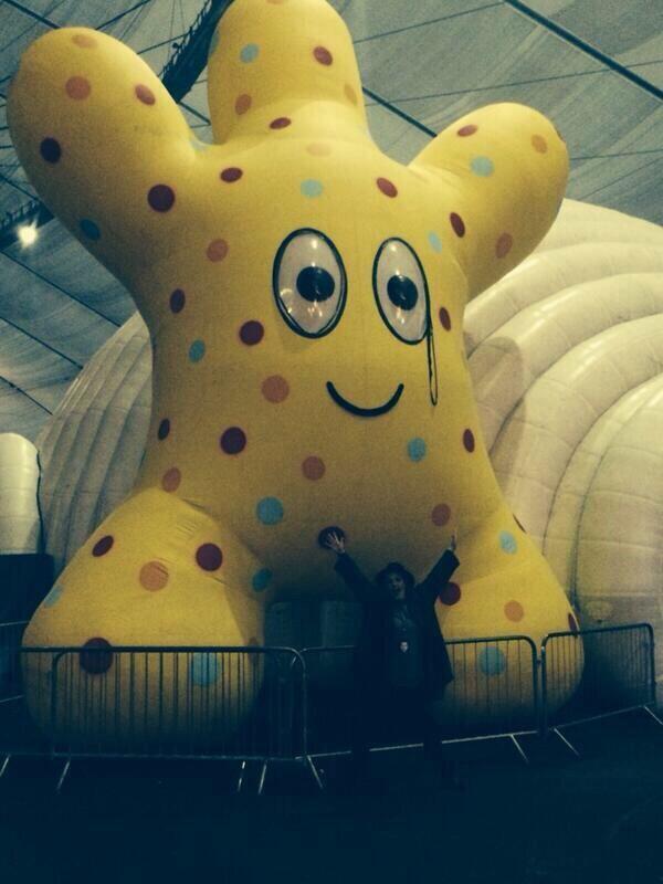 KatyPerryPeru's tweet photo. Adele estuvo en el segundo show del #ThePrismaticWorldTour en Londres. http://t.co/W6uM37e6sy