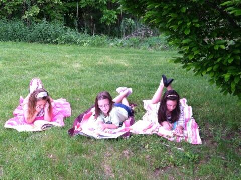 siegel_annick's tweet photo. Enjoying reading a good book outside during Right to Read week http://t.co/2ujqIH8gyG