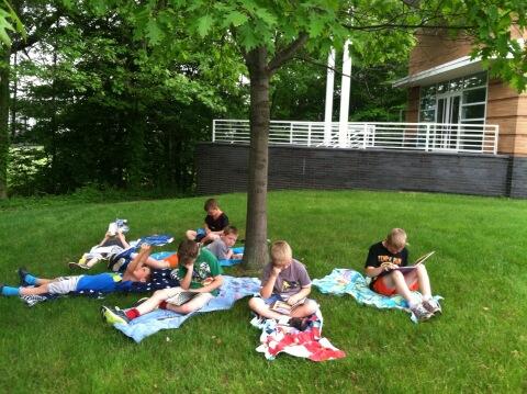 siegel_annick's tweet photo. They asked if we could do all of our learning outside!  They enjoyed reading outside during Right to Read week http://t.co/BwS6vhKMKD