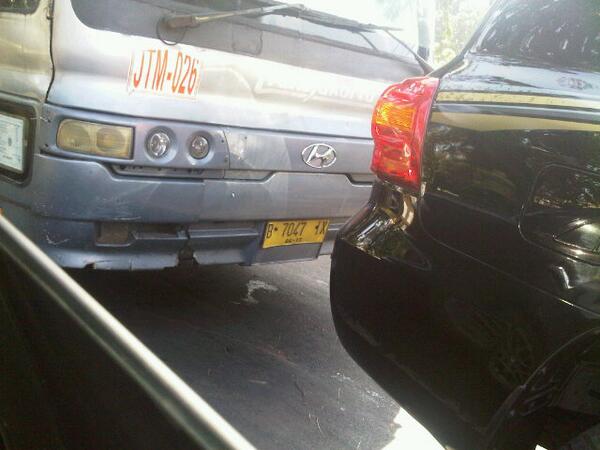 fie2a's tweet photo. @TMCPoldaMetro busway sak enak udel e dewe. Bikin resah pengguna jln yg lain http://t.co/kmMVzuBZcJ