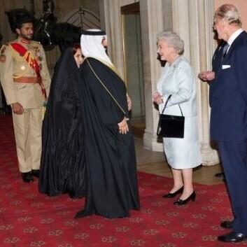 ro7221's tweet photo. @ameera_altawel زوجةملك البحرين تحضر احتفالات وندسوربعباءتها لك ولكل بنت رمت عباتها وغطاها عذرهاالموضه والبرستيج http://t.co/vryIccY6x4