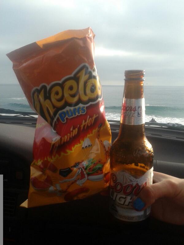 Srta_tocino's tweet photo. Mis tres amores juntos #beach #beer #cheetospuff ♥ paradise :3 http://t.co/okMPWOzbz6