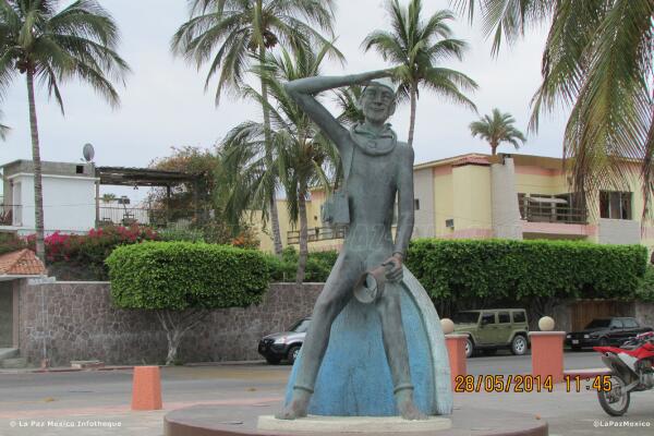 LaPazMexico's tweet photo. Jacques-Yves Cousteau hanging out at the #malecon @LaPazBajaSur looking out at the sea propably wants to @sharkscuba http://t.co/zFjWoKbFcl