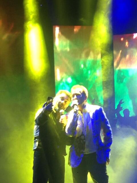 sopitas22's tweet photo. La selfie de @EmmanuelOficial y @MijaresOficial en concierto! #selfielodehoy http://t.co/FKN7u4UU9r