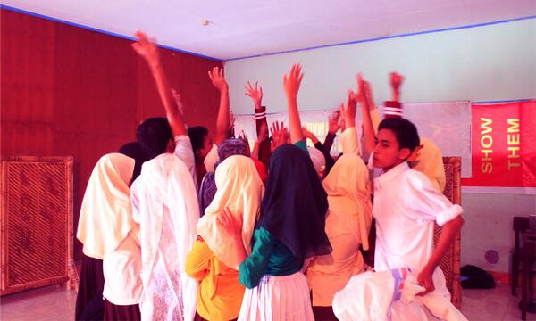 Monster_IA2's tweet photo. RT @RirizAmalia_: RT @Monster_IA2: ini setelah pentas daram B. Inggris http://t.co/aKJCNNZa8F