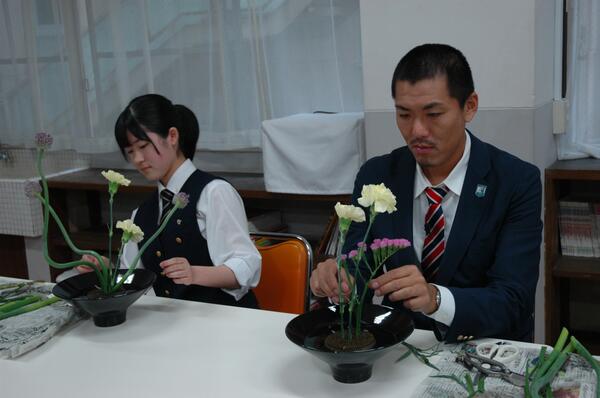 guruguruschool's tweet photo. 安田女子中高校をぐるぐる!校長先生もお茶やお花をたしなみ、おじぎは8秒。筋金入りのお嬢様学校だった。トータル藤田が花の甲子園に出場した生徒と華道対決!秘めた思いを全校生徒の前で大絶叫!6/1(日)午後4時55分!#gurusc http://t.co/2FT1243N1o
