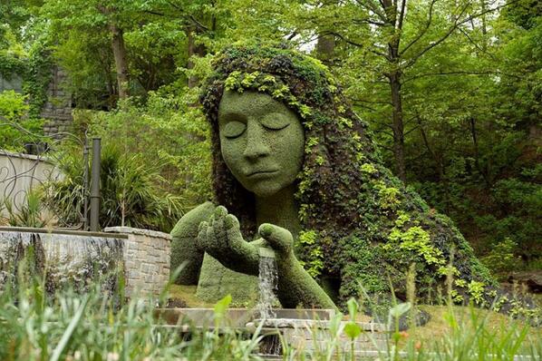 repubblica's tweet photo. Atlanta, nel giardino botanico le sculture sono giganti e interamente vegetali http://t.co/nzYkgubERt http://t.co/XMnpZYU3F3