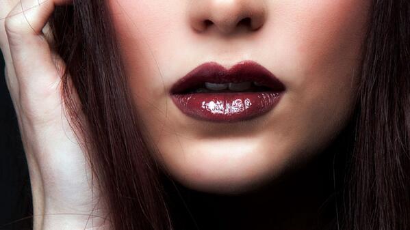 Cosmopolitan's tweet image. 7 tips for pulling off sexy dark lipstick in the summertime: cosm.ag/6013ih1b