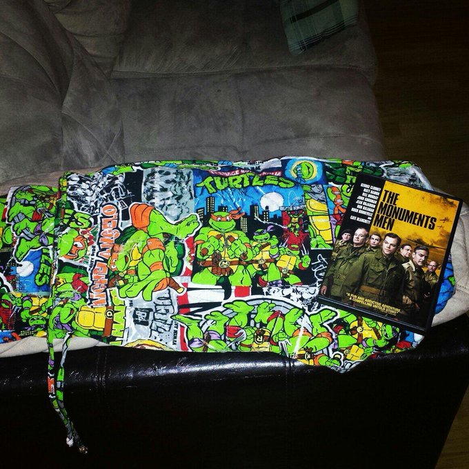 #Stoner snack trip yields #MonumentsMen & #TurtlePower pants 2 watch it in :) #LOVE a night at home.