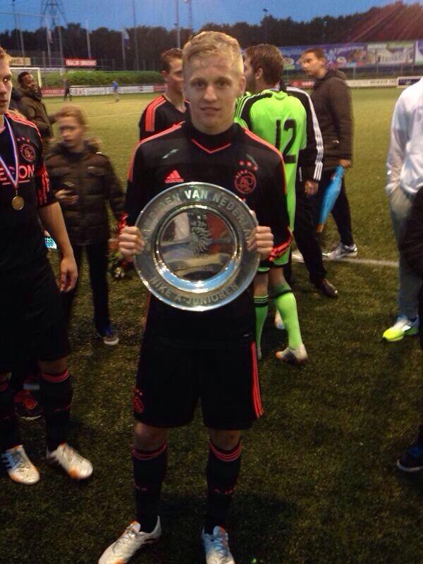 ajaxmuseumNL's tweet photo. Ajax A1 speler Donny van de Beek met de Kampioensschaal. #AJAX @Donny_beek6 #AJAXA1 http://t.co/DPQojboo1S