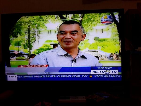 Iihhh ada oom <a href="/nukman/">Nukman Luthfie</a> di <a href="/Metro_TV/">METRO TV</a>