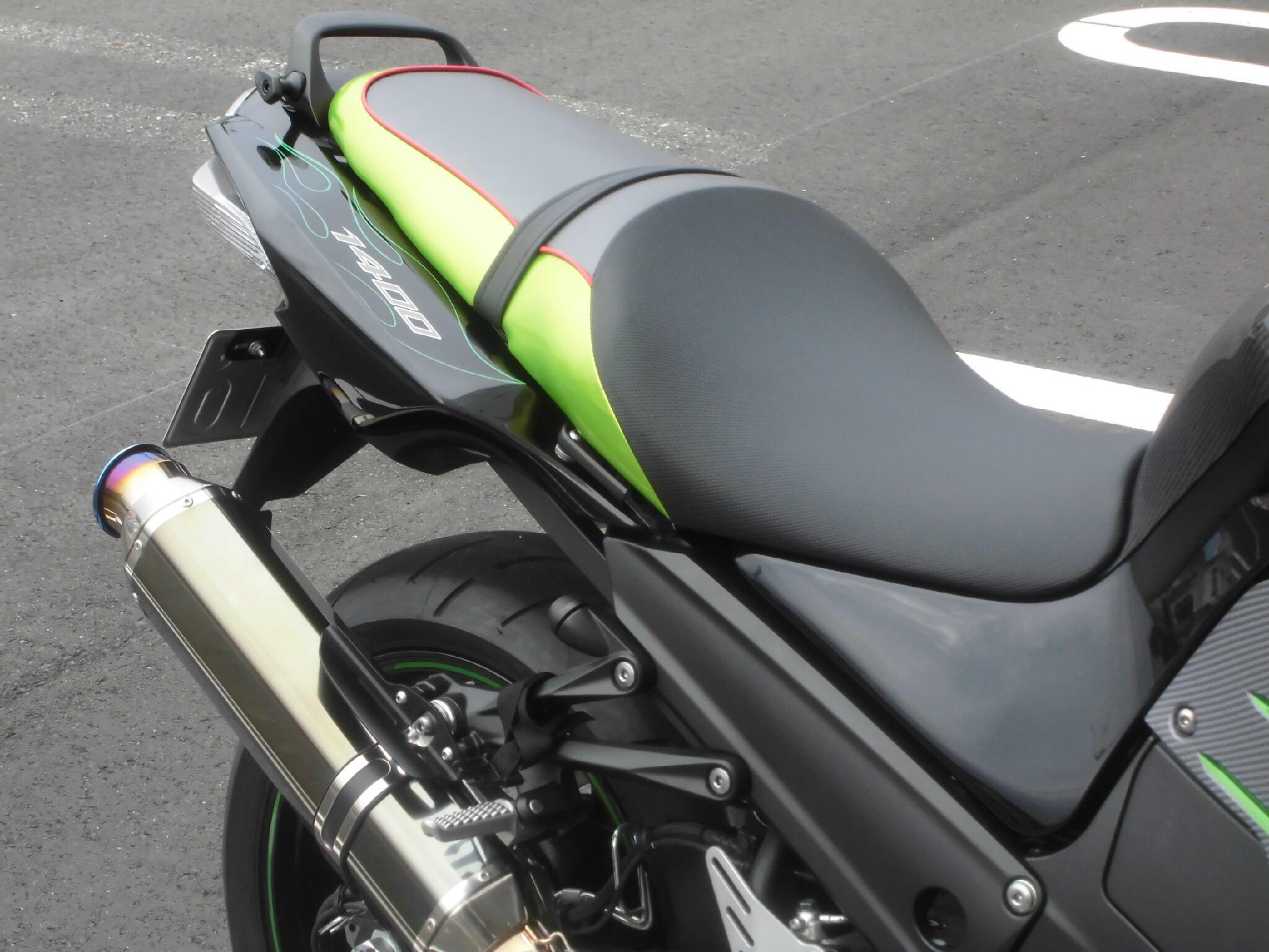 ライコランド吹田店 Zx14rのシート張替完成です カーボン地表皮 グリーンのエナメル表皮 パイピング 耐震ゲルに低反発スポンジ お客様のこだわりを形にしました 世界に一つだけのシートです Http T Co Laysl7p132 ライコランド吹田店 Zx14rのシート張替完成です カーボン地表皮 グリーンのエナメル表皮 パイピング 耐震ゲルに低反発スポンジ お客様のこだわりを形にしました 世界に一つだけのシートです Http T Co Laysl7p132