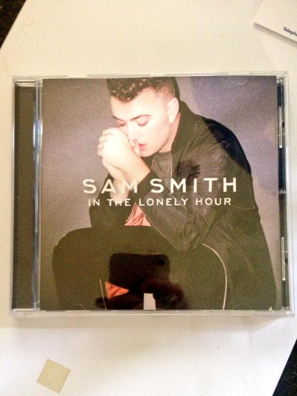 lucinda_162's tweet image. @samsmithworld wake up to this 💙💙💙 #physicalcd #obsessed