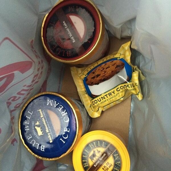 phubalde's tweet photo. Happy kid hahahaha @carlabiancaravanes @goforcarl @bluebellph http://t.co/77suak90nk http://t.co/pNQ3jX6cFx
