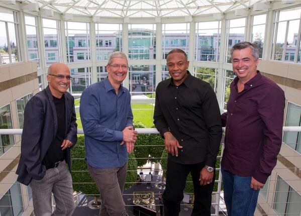 UFFICIALE: Apple ha acquisito BEATS. Ecco Iovine, Cook, Dr. Dre e Cue, in una foto ufficiale. tech.fanpage.it/apple-acquista…
