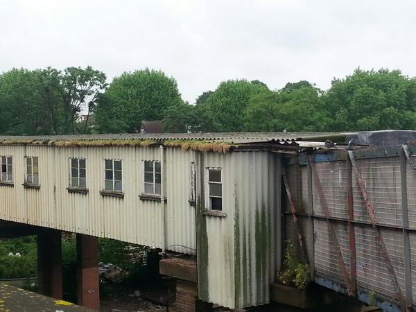 AceMower's tweet image. Community Eaves Garden At Twickenham Station Accessible Only To Pigeons #HeritagePrefab #RipForARebuild #JerryBuilt