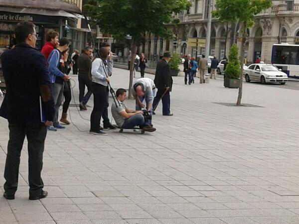 SoydeTudela's tweet photo. Tudelanos grabando en la plaza de Zorrilla de Valladolid..aupa @RicarHardDance http://t.co/S736SNFgig