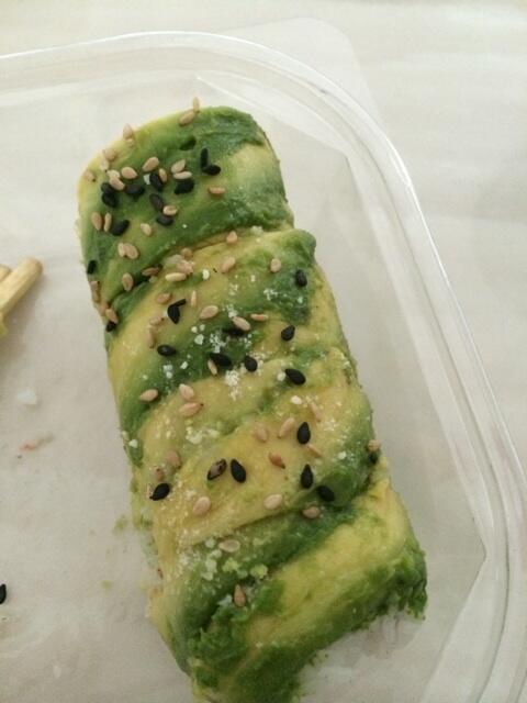 BoyhHzaCcAAmLiO.jpg:large