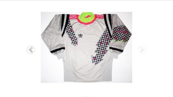 Yax79's tweet photo. @gazgreenwood79 @Dawnrider_1 @GKeepers_Union @thedavidseaman team/keeper who wore this? http://t.co/QNUolIypy8