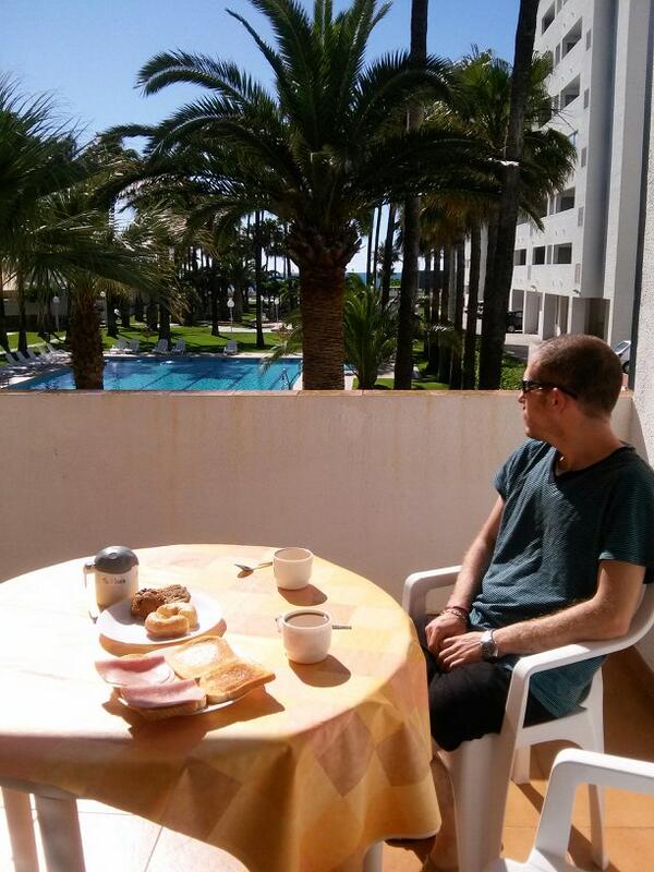 Eider2406's tweet photo. Esto es vida!Despestarse, mirar por la ventana y ver el sol y desayunar en la terraza con vistas al mar @dgarcia6879 http://t.co/R8bLhBmyOm