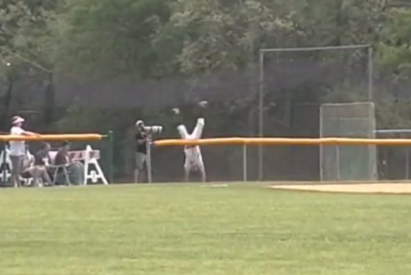 BleacherReport's tweet photo. VIDEO: High school 1st baseman flips over a fence for an outstanding inning-ending catch http://t.co/ZBeFZigfV5 http://t.co/0C1cZFdhR0