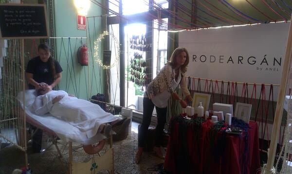Mujerhoy's tweet photo. Maderoterapia facial en el córner de @OrodeArganSpain del #SummerBeautyDay diseñado por Marta Sánchez Zornoza http://t.co/omiLU1T4fP
