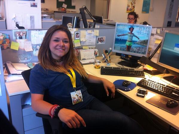andreacauti's tweet photo. Visita pargoli in redazione. @CamyCauti siede sulla seggiola del Papi in @Agenzia_Italia alla scrivania più artistica http://t.co/6a63IscXaM