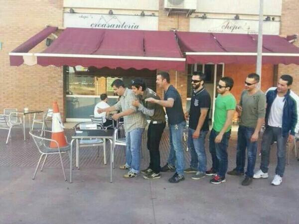 MarioBerutti's tweet photo. Ahí está el gran Arbeloa firmando autógrafos a sus aficionados @torrrente http://t.co/a6tJOf07bb