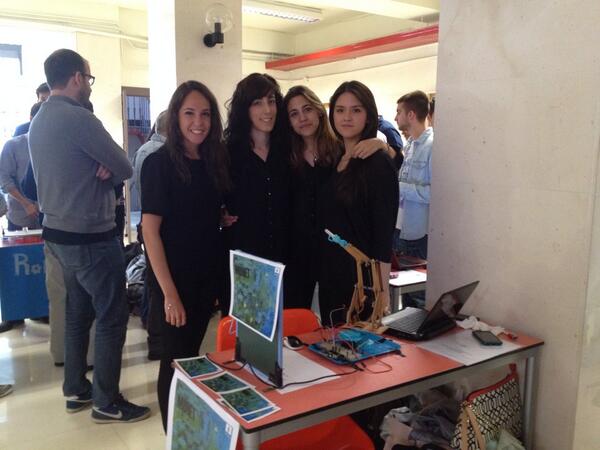 RebecaRom's tweet photo. Gran demostración robótica por los alumnos #etsidi #robotspintores @Soraya_Serrano @blancab92 @piicota http://t.co/7UcDqv3P9T