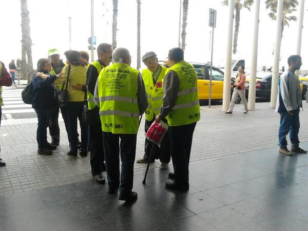 Manifestació de iaioflautes a l'Hospital del Mar