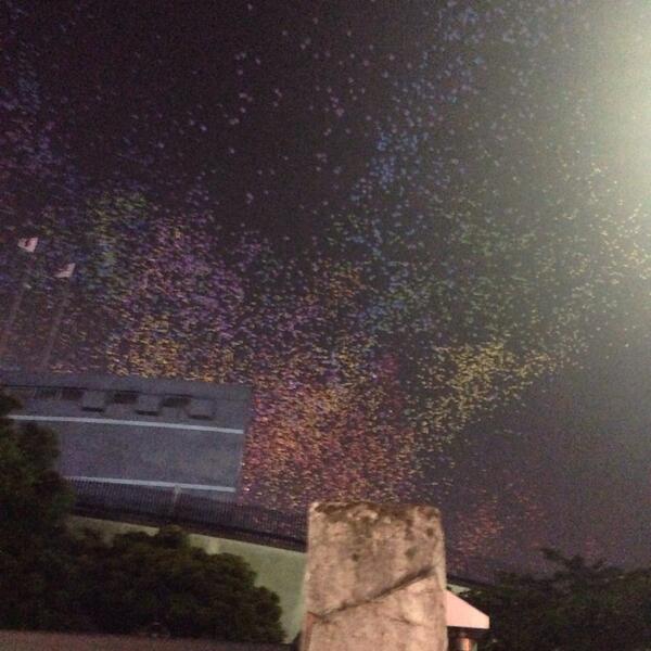 3710_L8's tweet photo. 風船だあああ！外からでもすごいきれい！！ http://t.co/DIF1q1vBSX