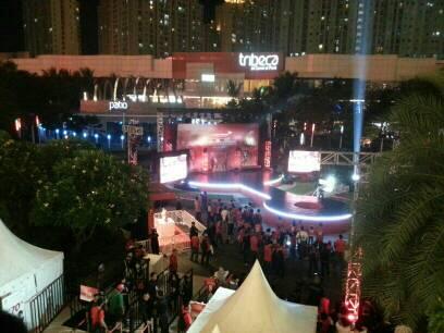 IndonesiaGaruda's tweet photo. Suasana di Tribeca Park @CentralParkMall menjelang launching @LFC Training Kit 2014/15 baru! #GA_LFC http://t.co/7R8vFnacT9