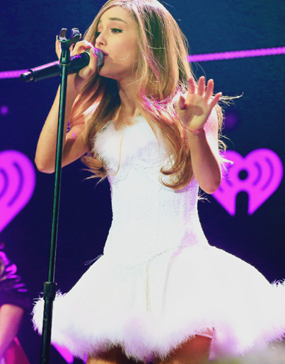 RayssaHorte's tweet photo. @1Fandon:" ai ela soltou o cabelo, e agente #arianators quase morreu  #problemvideofriday http://t.co/Oge3YWUBBO"